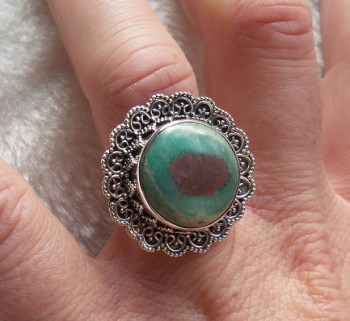Zilveren ring ronde Robijn in Fuchsiet in bewerkte setting 17 mm